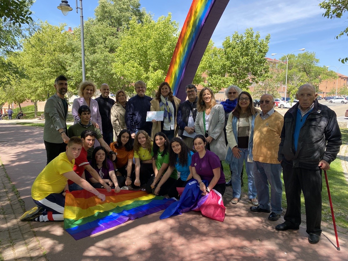 Acto en el Parque del Reloj, en el 'Día Internacional contra la homofobia, la transfobia y la bifobia'. / EL ADELANTADO