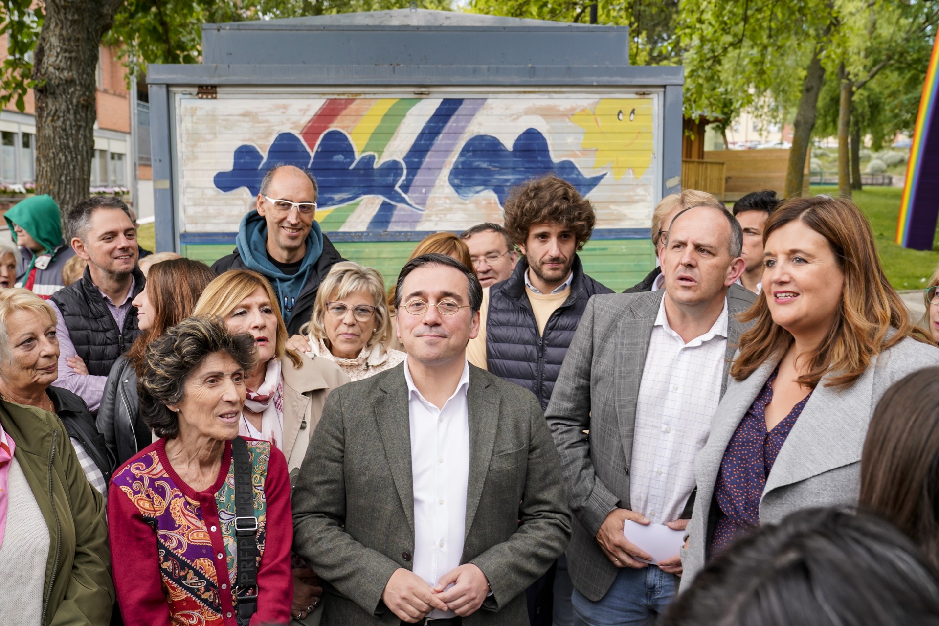 José Manuel Albares acompaña a Clara Martín. / MIGUEL ÁNGEL FERNÁNDEZ