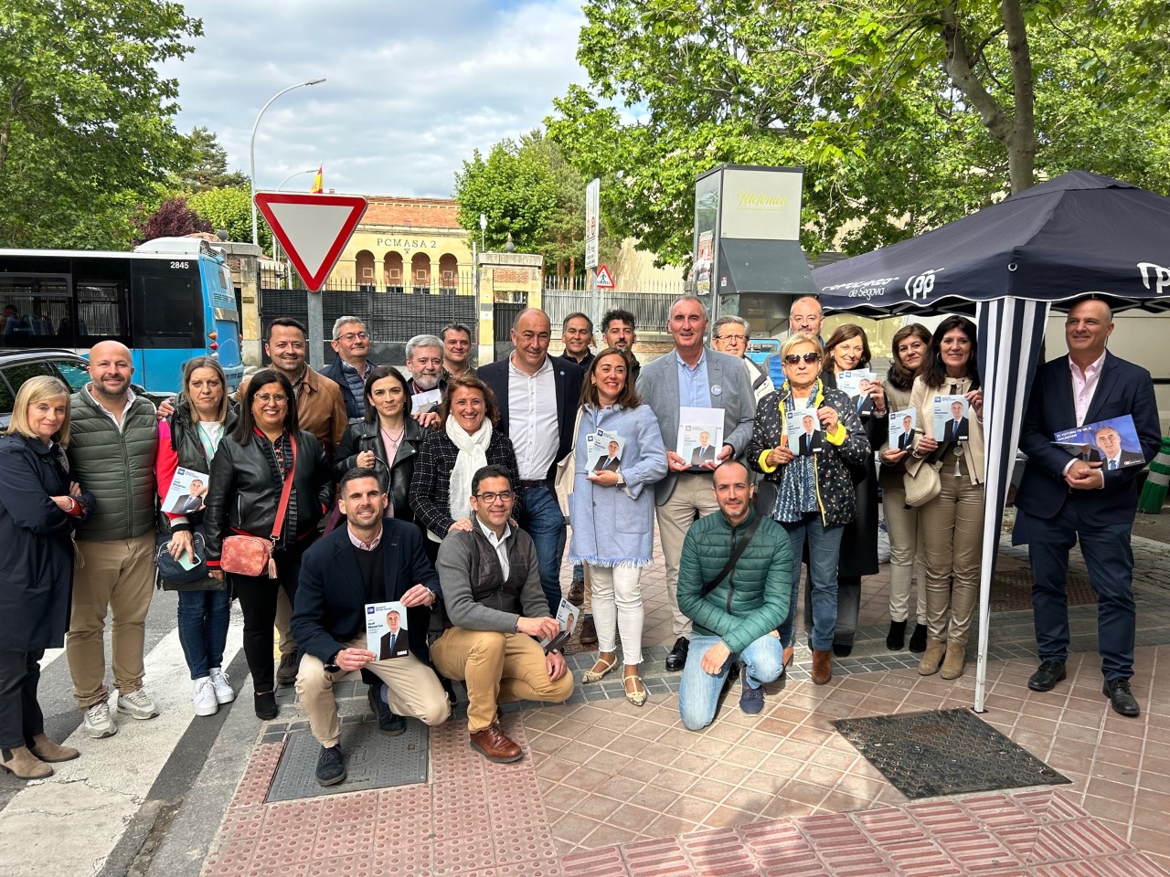 Los populares en la calle Blanca de Silos.