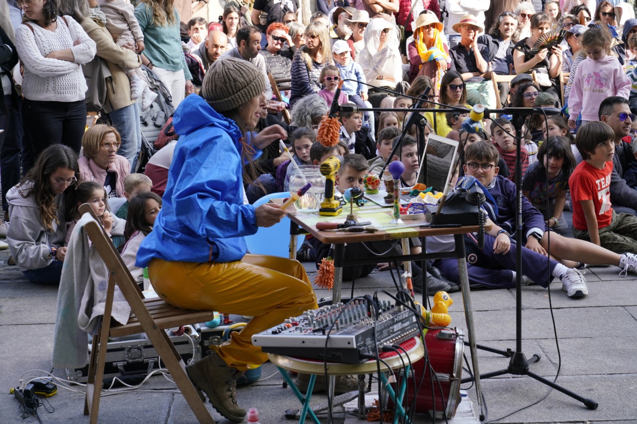 Espectáculo de Titirimundi, en la Plaza Mayor de Segovia. / MIGUEL ÁNGEL FERNÁNDEZ