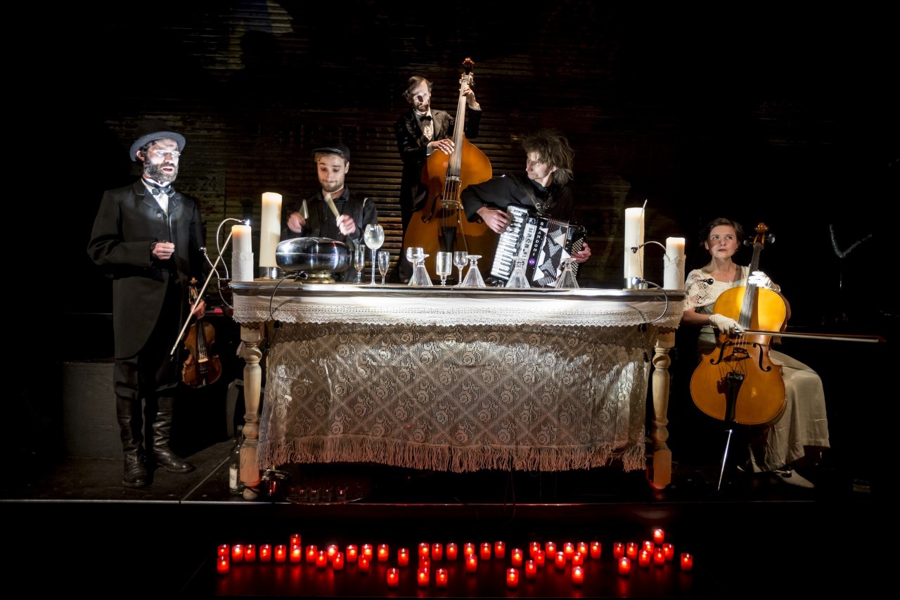 Fekete Seretlek & Studio Damuza