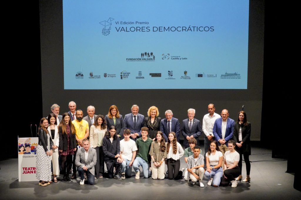 ‘Seres honestos’, del IES ‘Cauca Romana’ de Coca, gana el Premio ‘Valores Democráticos’ 2 Galardonados en los Premios 'Valores democráticos'. / MIGUEL ÁNGEL FERNÁNDEZ
