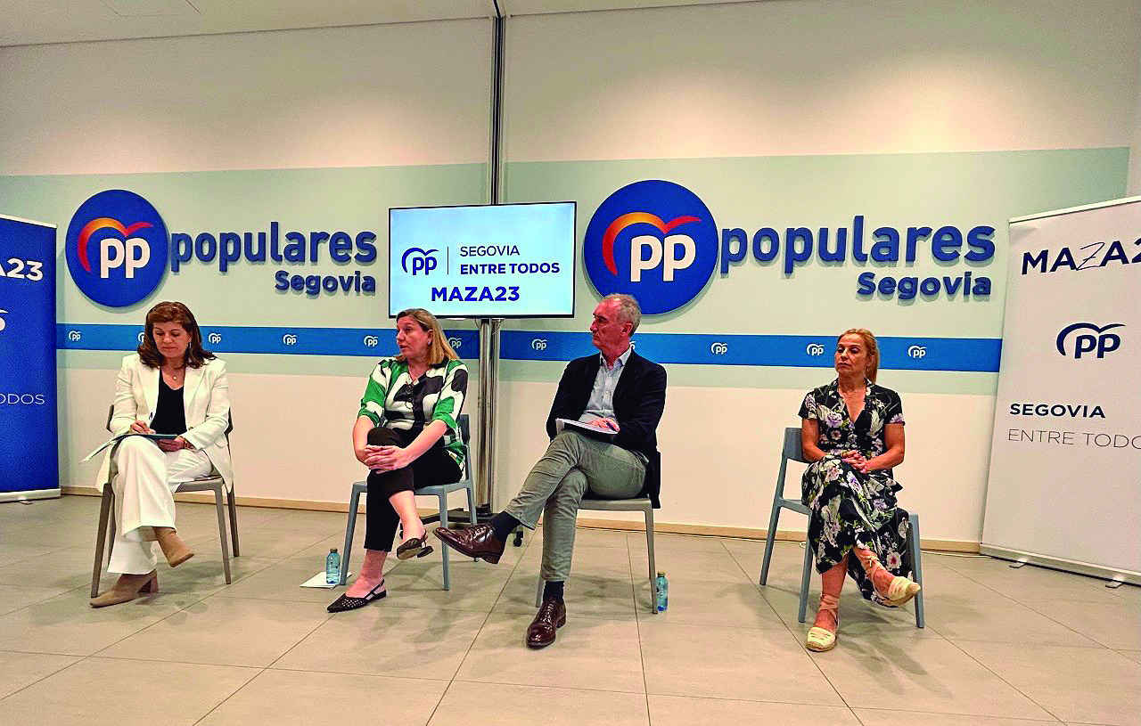 Marías, junto con la consejera de Familia, Isabel Blanco.