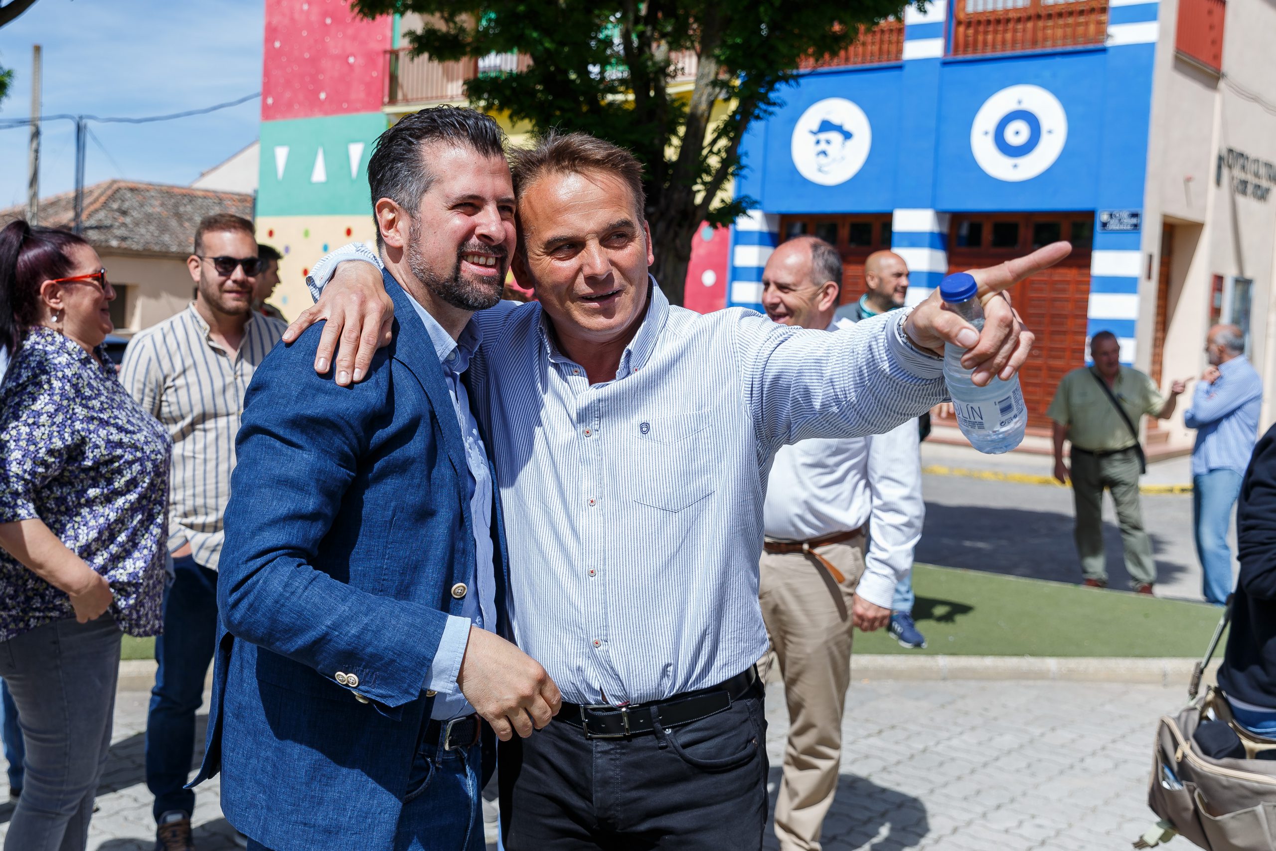 El secretario general del PSCyL, Luis Tudanca, junto al secretario provincial, José Luis Aceves, respaldan a Máximo San Macario como candidato a la Alcaldía de Cantalejo. / NACHO VALVERDE - ICAL