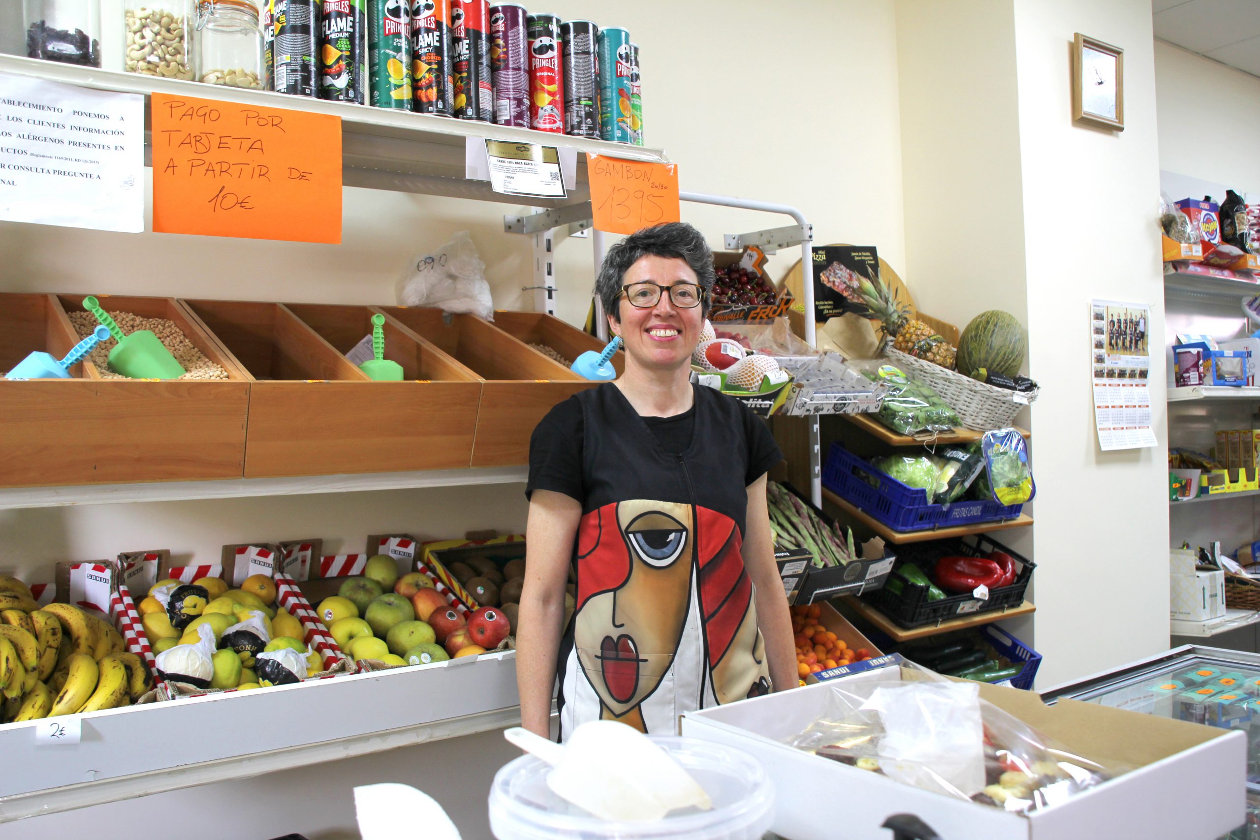 Alma Casado Magdaleno, regente de Alimentación Aurora, en su tienda del barrio de San Gil.