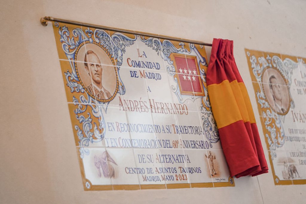 Azulejo conmemorativo a la trayectorio del torero segoviano Andrés Hernando, / COMUNIDAD DE MADRID