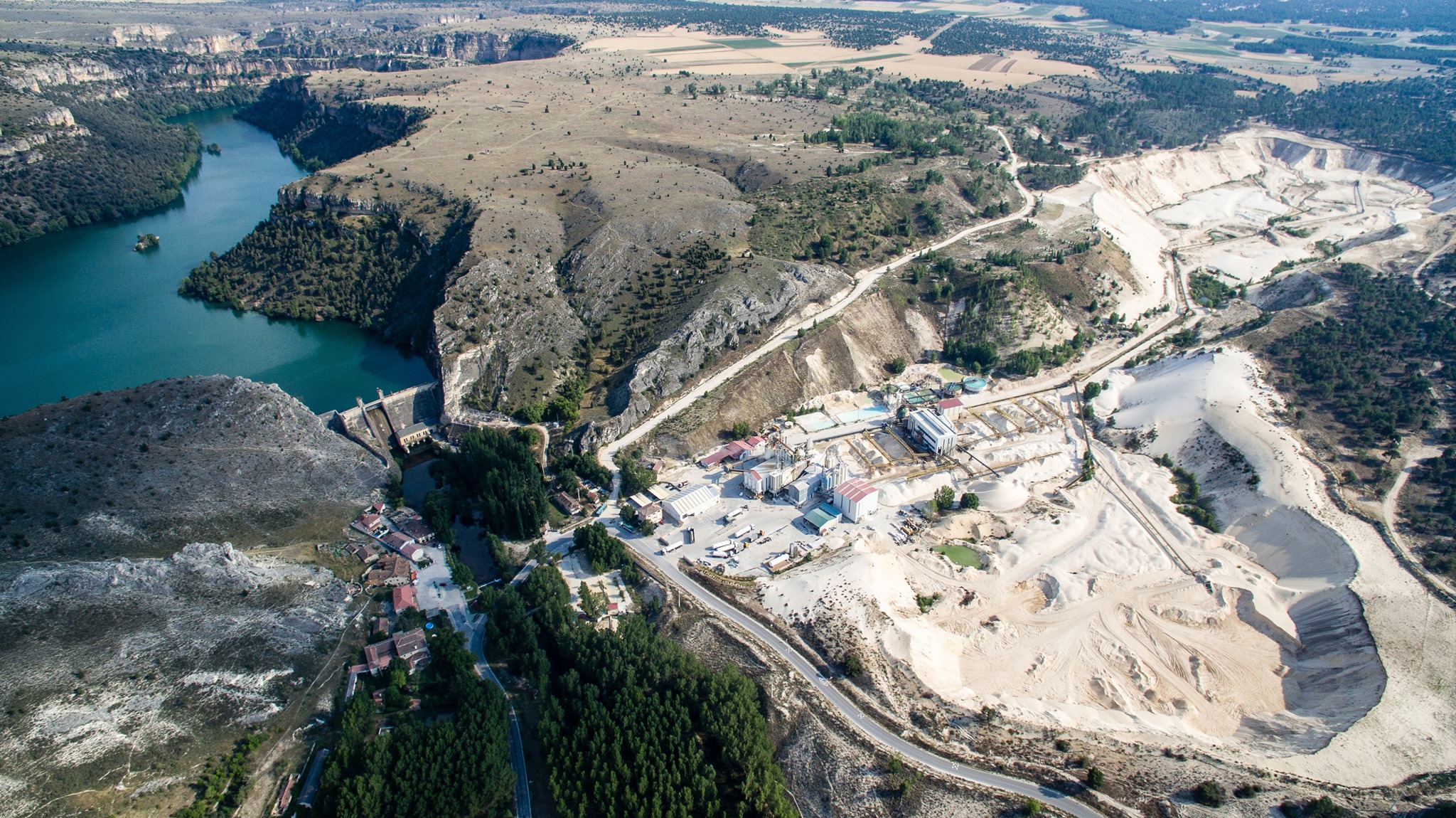 Imagen aérea de la explotación que la empresa Industrias del Cuarzo (Incusa) tiene en Burgomillodo, junto al río Duratón.