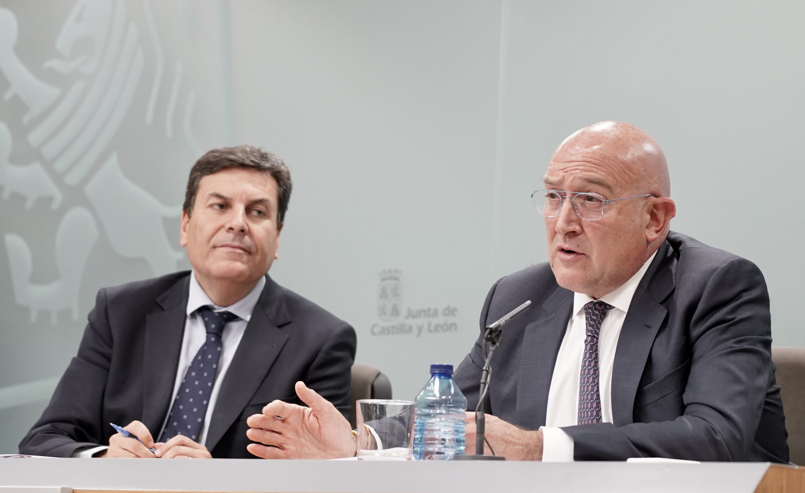 Carlos Fernández Carriedo y Jesús Julio Carnero ayer, durante la rueda de prensa posterior al Consejo. / Eduardo Margareto