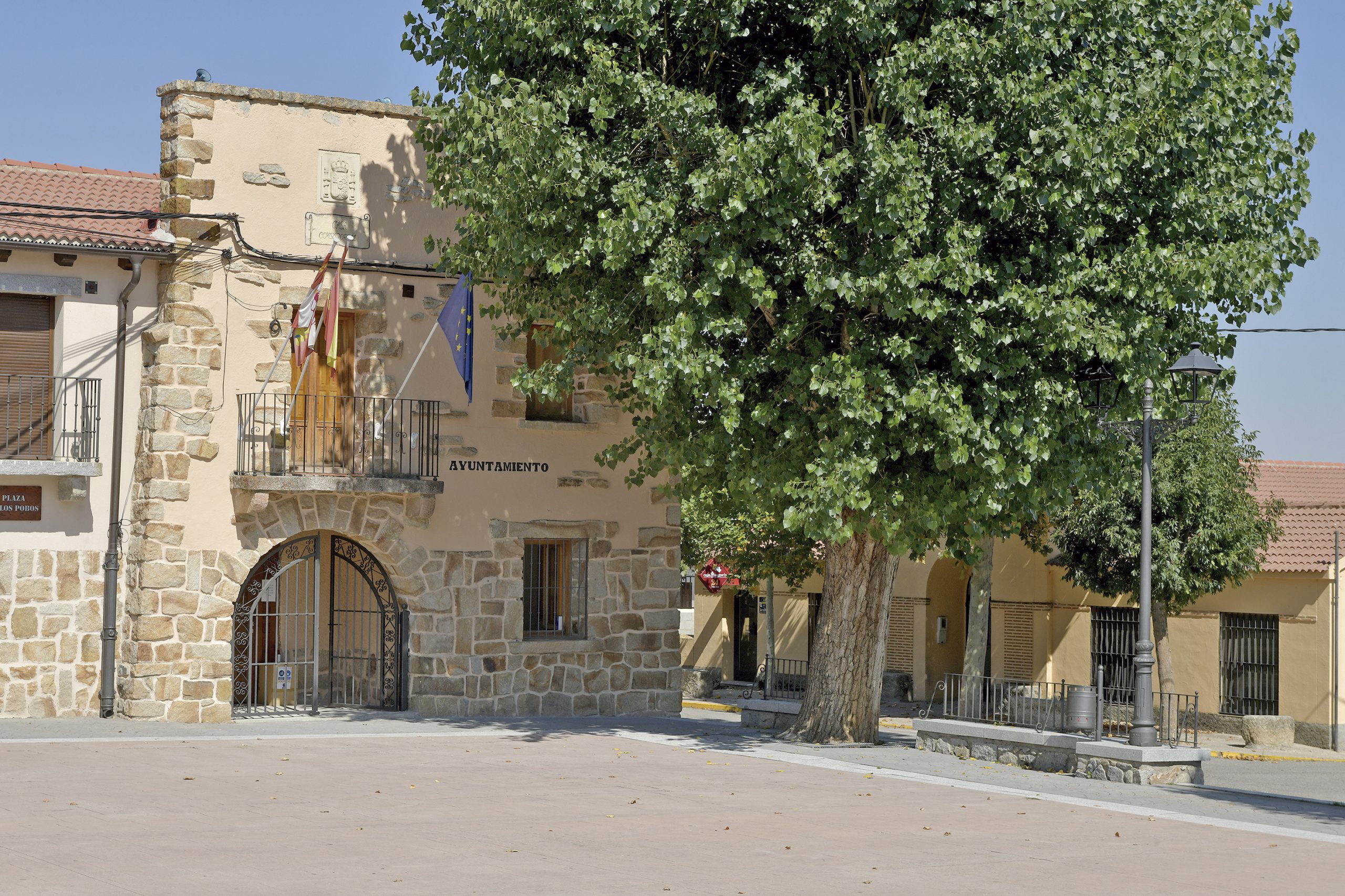 Fachada del Ayuntamiento de La Losa. / E. A.