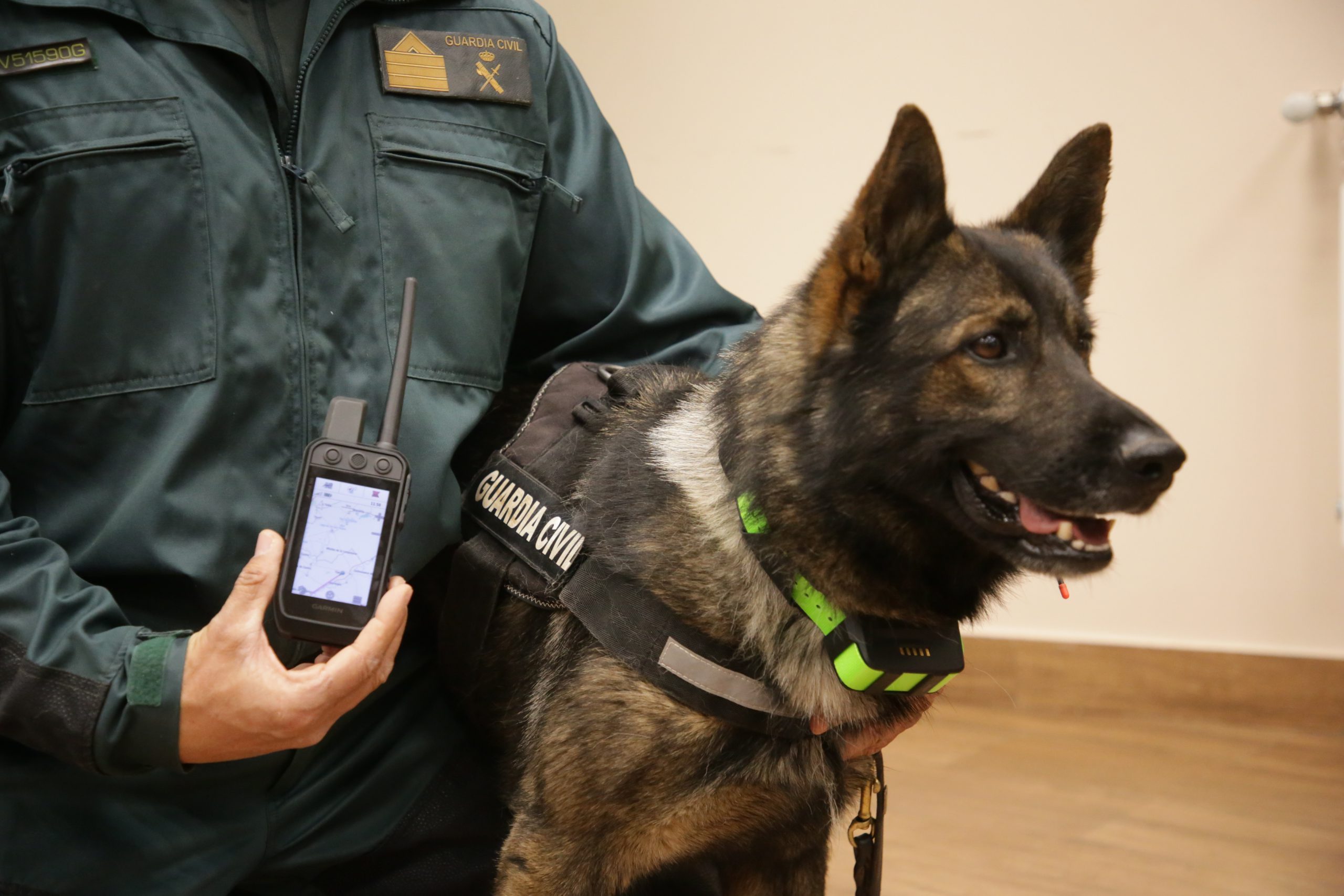 Uno de los collares puesto en un miembro de los operativos de búsqueda. / JL Leal