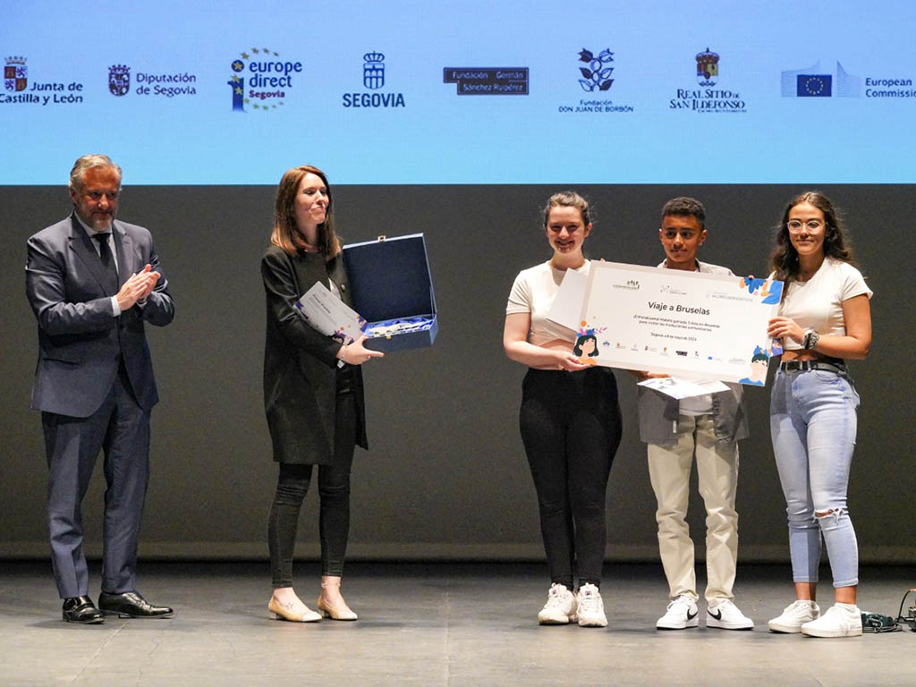 Entrega del primer galardón de los Premios 'Valores Democráticos'. / MIGUEL ÁNGEL FERNÁNDEZ