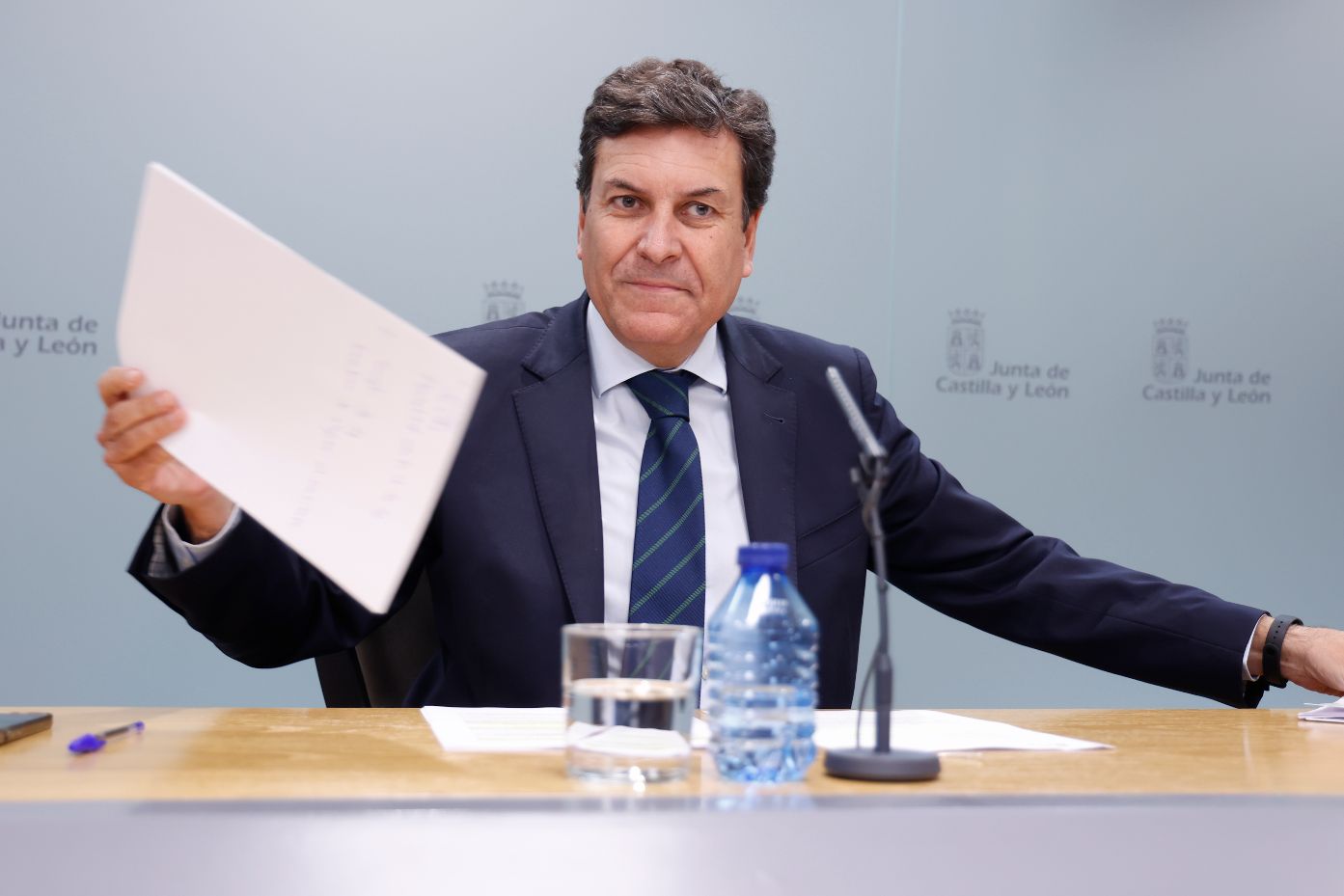 Carlos Fernández Carriedo informó en la rueda de prensa de ayer sobre las decisiones tomadas en el Consejo. / R. Valtero