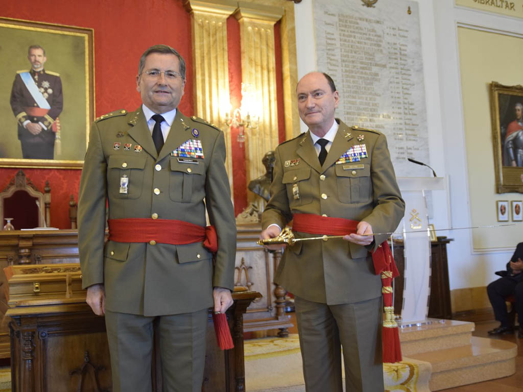 El teniente general Luis Manuel Martínez Meijide recibe el Premio 'Daoíz'. / EL ADELANTADO