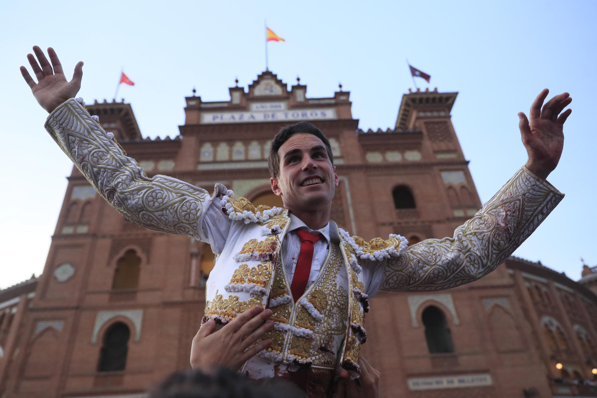 MADRID (ESPAÑA), 31/05/2023.- El diestro Fernando Adrián sale por la puerta grande a la finalización de la corrida celebrada hoy miércoles en la plaza de toros de Las Ventas, en Madrid. EFE/ Fernando Alvarado.