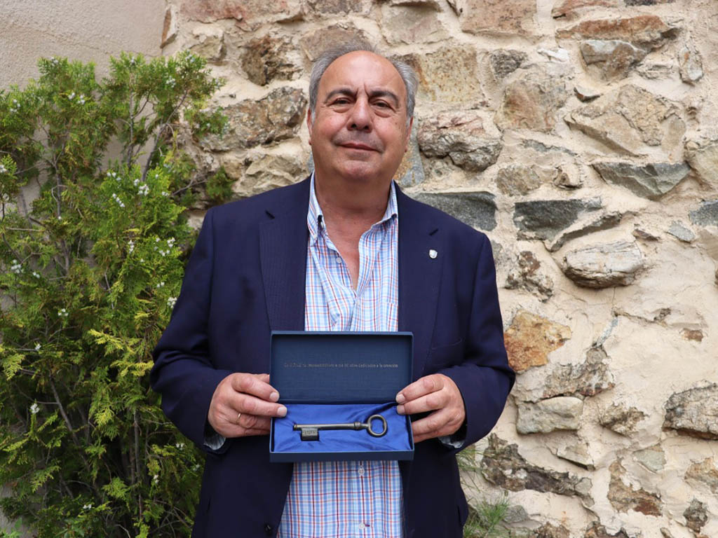 Fernando Ortiz, con la 'Llave de la Casa de los Autores'.