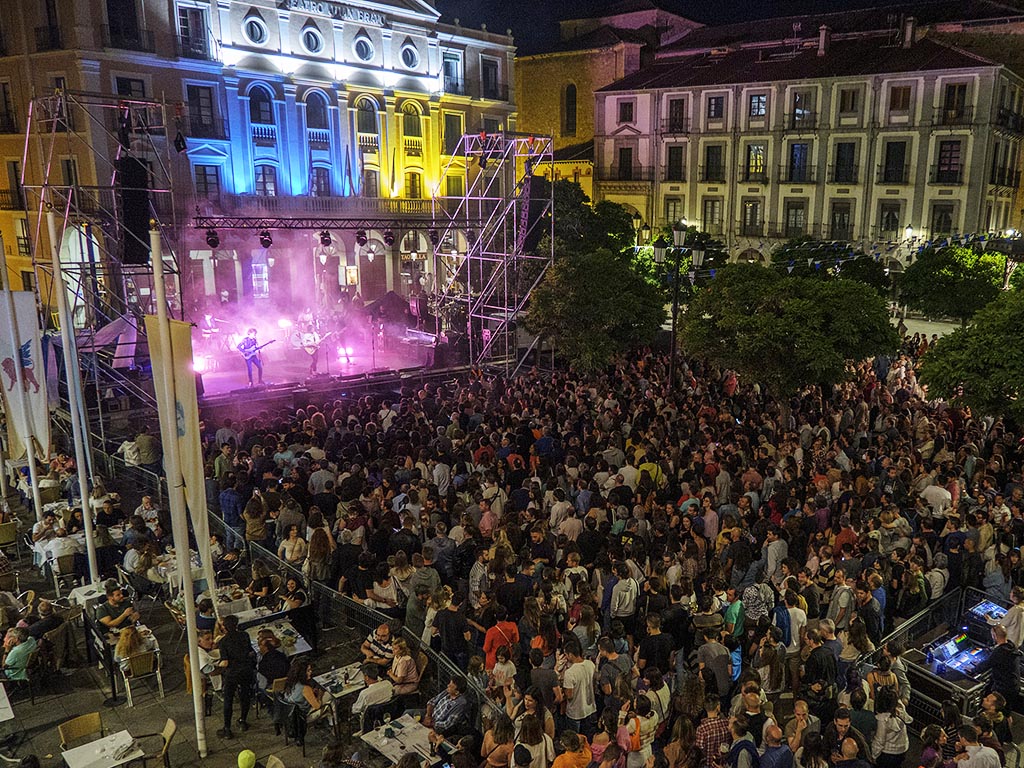 Programa completo de las Ferias y Fiestas de San Juan y San Pedro de Segovia 1 Concierto en la Plaza Mayor durante las fiestas de Segovia. / KAMARERO