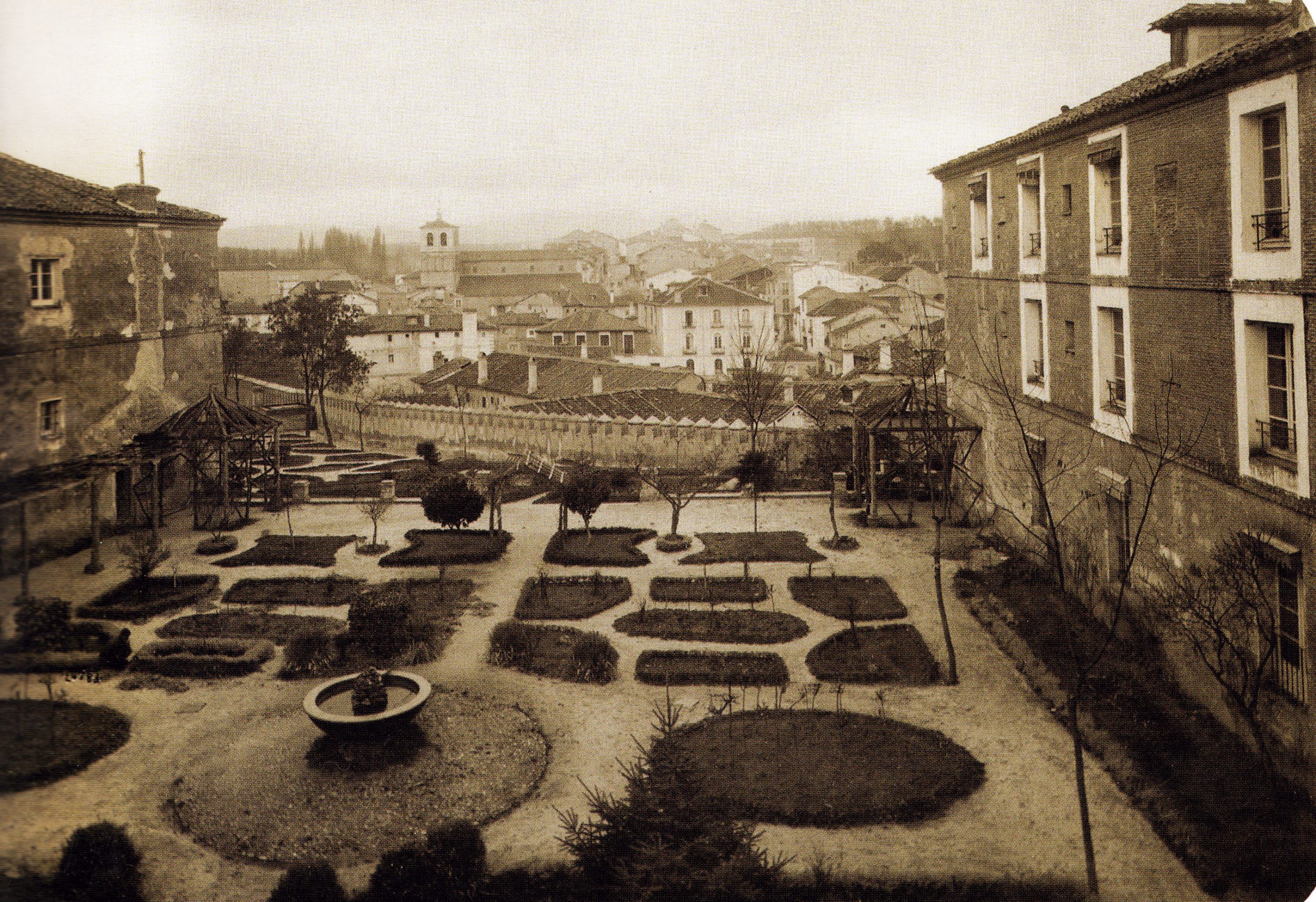 Postal de 1918. En el jardín de la fachada lucen las primeras plantas (Archivo Juan Manuel Santamaría).