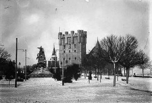 Los jardines de la plaza de la reina Victoria Eugenia 5 Fotografía en la que aparece el monumento a los Héroes del 2 de mayo poco después de su inauguración, en 1910 (Fotografía de Chusseau).