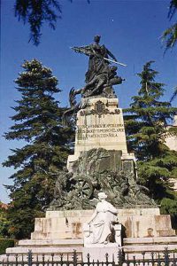 Los jardines de la plaza de la reina Victoria Eugenia 6 Vista del monumento. Detrás aparece el Abies masjoanni, con la copa bien poblada de piñas (Foto: Juan Manuel Santamaría).