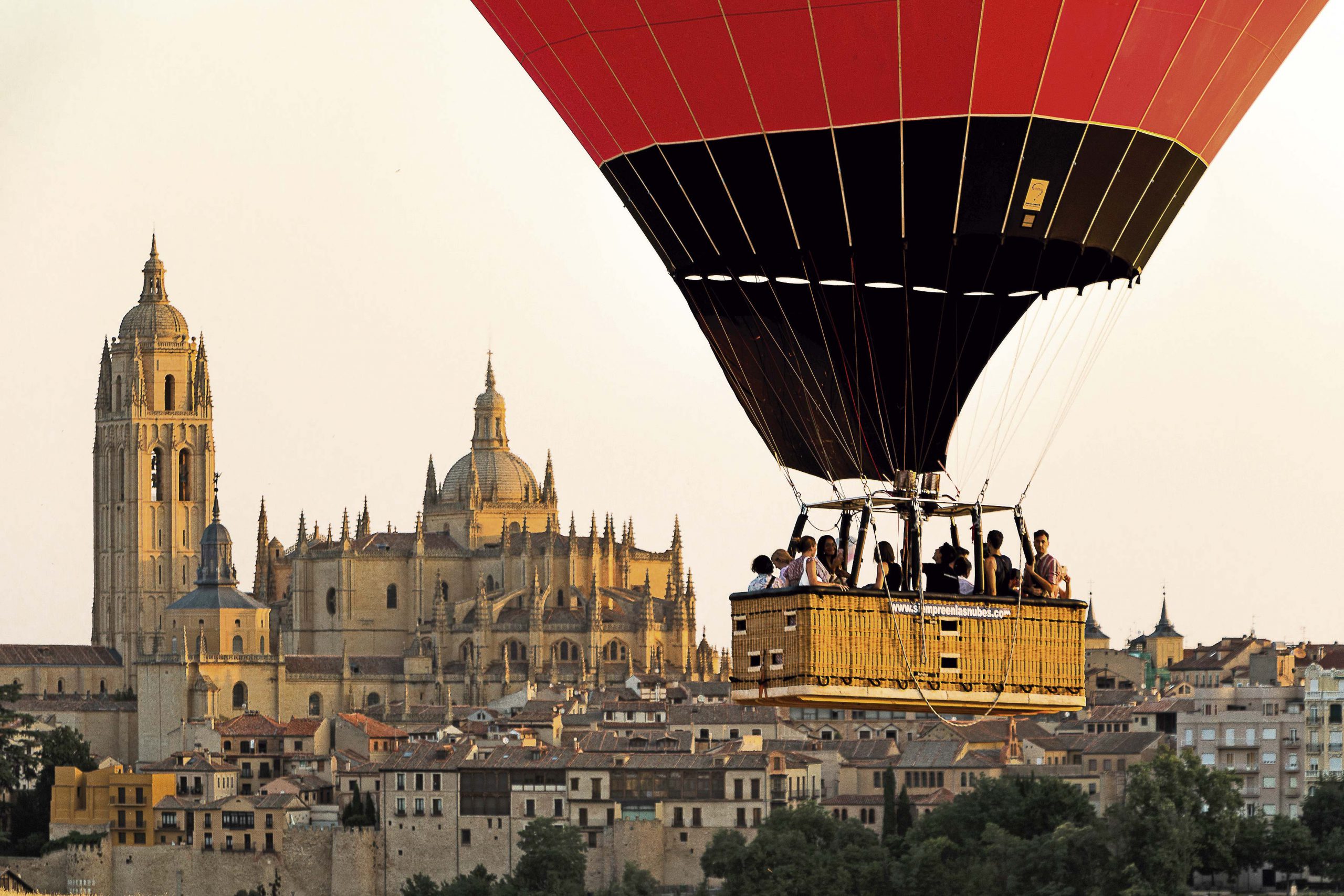 Cesta de un globo aerostático frente a la Catedral de la capital segoviana. Una de las fotografías del concurso que anualmente lleva a cabo Siempre en las nubes con Turismo de Segovia. / E. A.