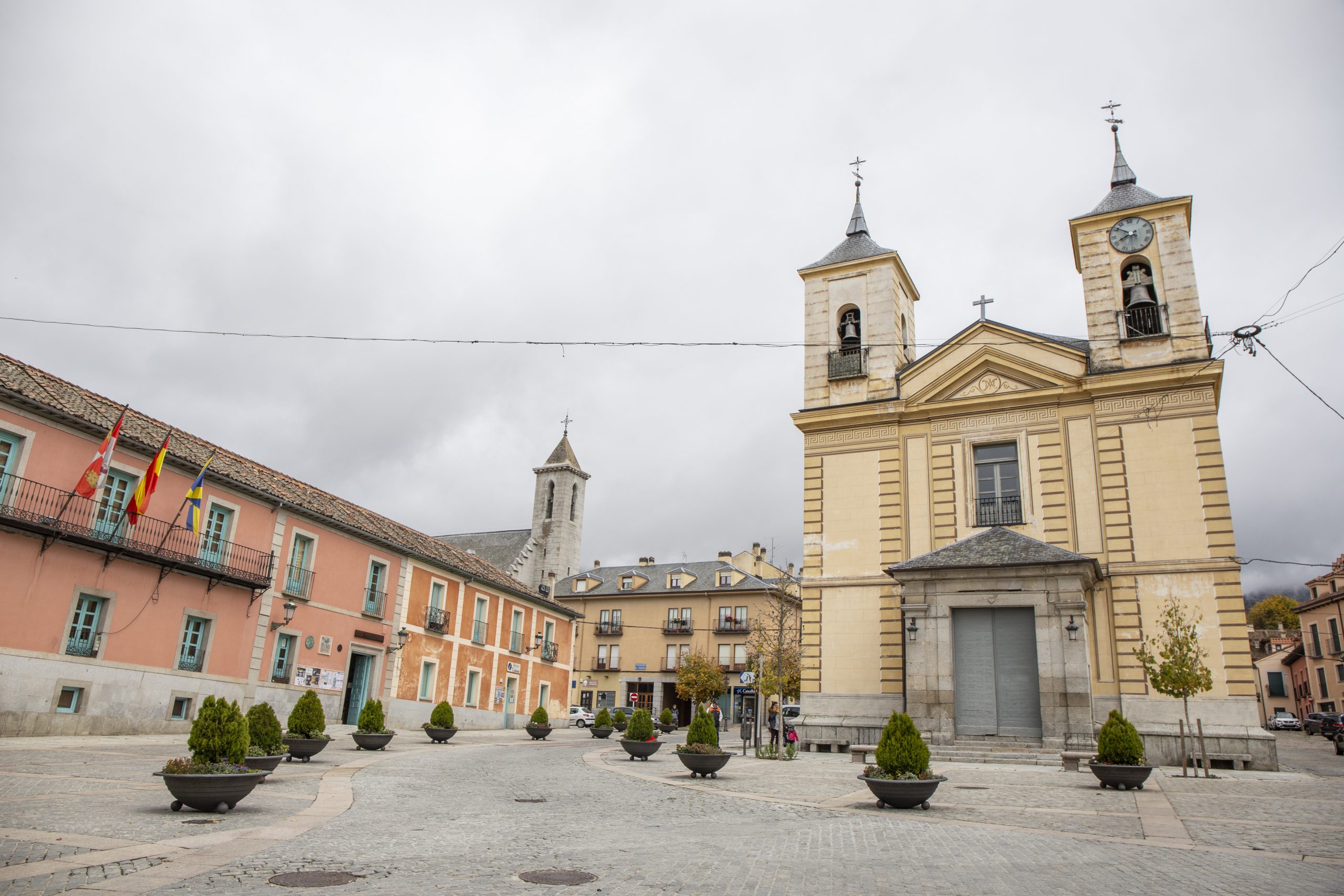 El Ayuntamiento del Real Sitio de San Ildefonso, a la izquierda, y la iglesia de los Dolores.