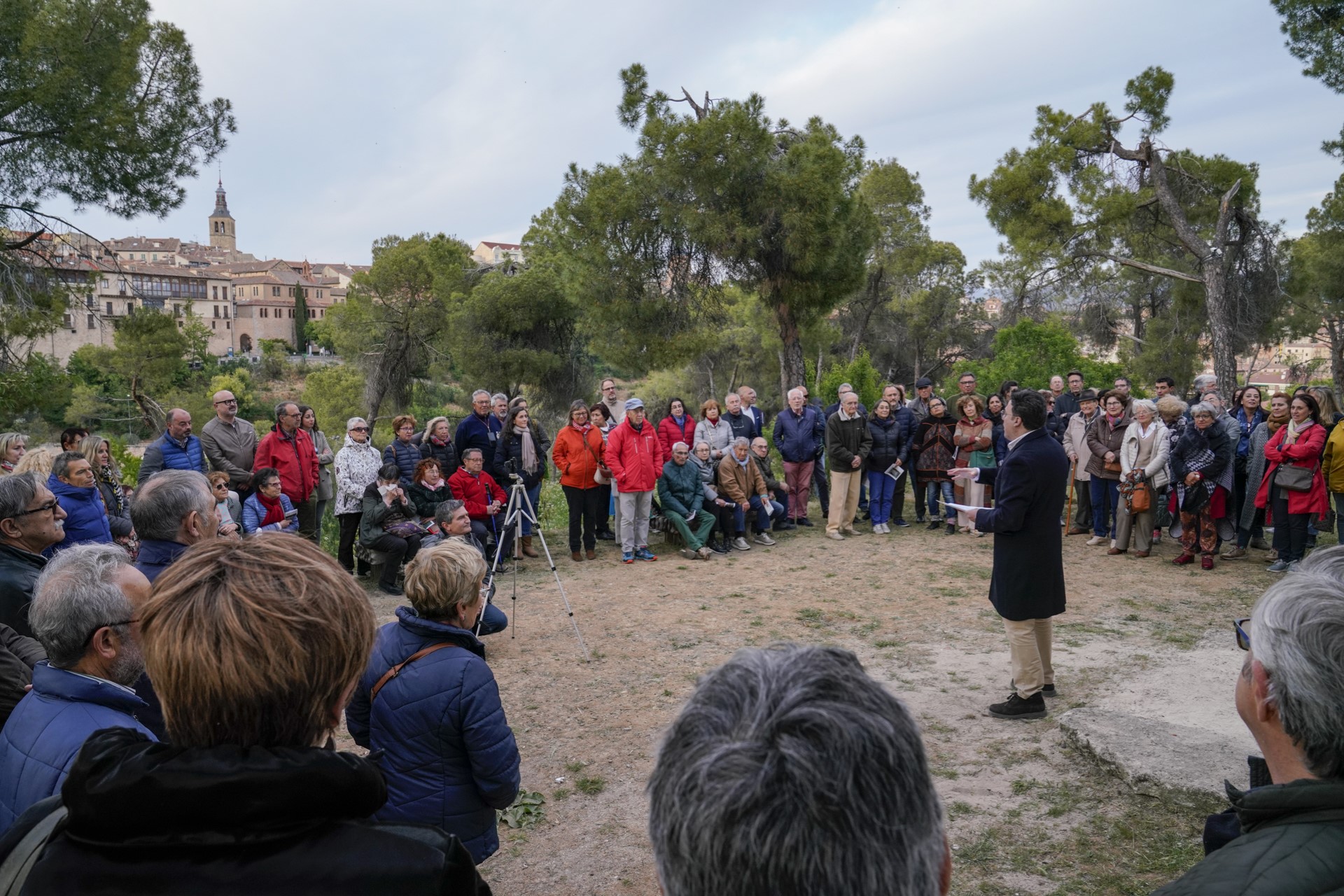 San Quirce rinde homenaje a Antonio Machado en El Pinarillo. / MIGUEL ÁNGEL FERNÁNDEZ