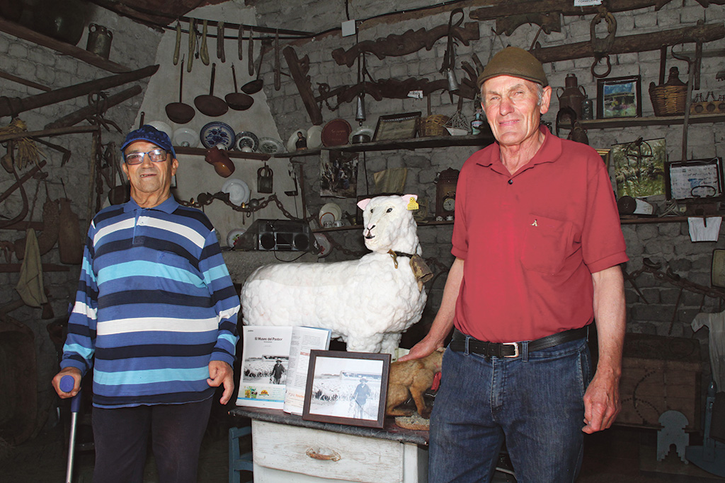 Felicito y Cruz, pastores jubilados de Gomezserracín.