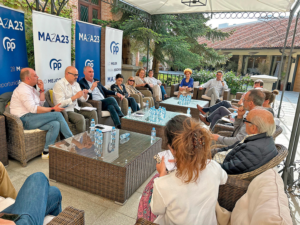 Mazarias y otros integrantes de la candidatura, con agentes culturales de la ciudad. / E. A.