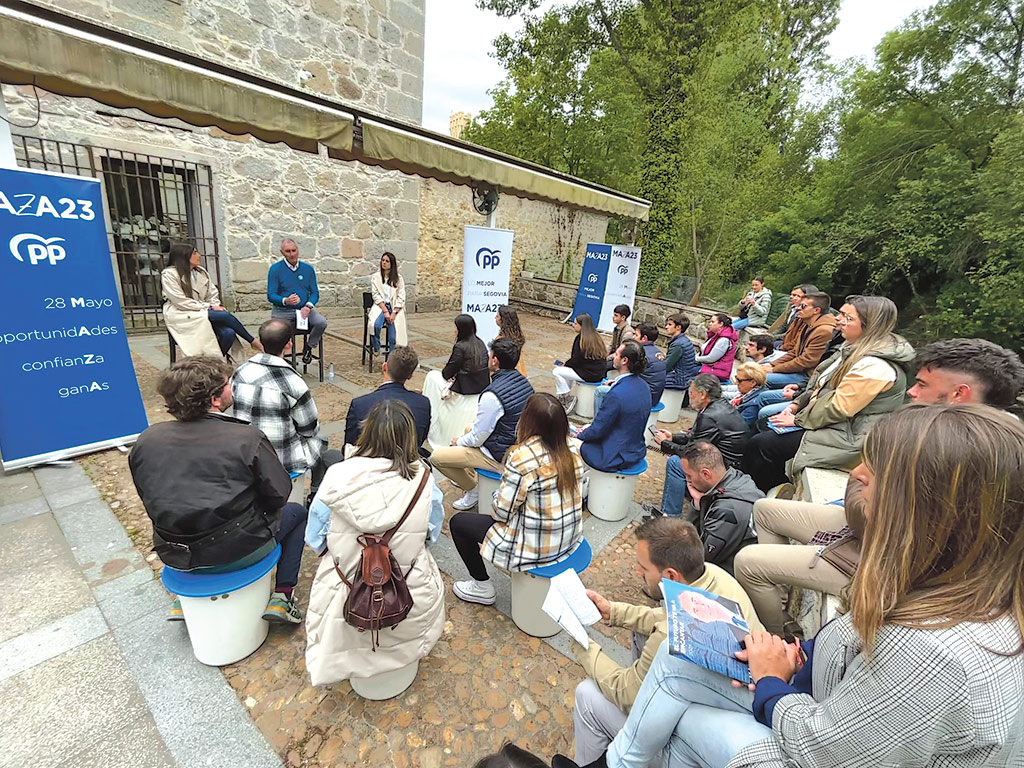 Encuentro de José Mazarías con jóvenes, ayer en la Casa de la Moneda. / E. A.