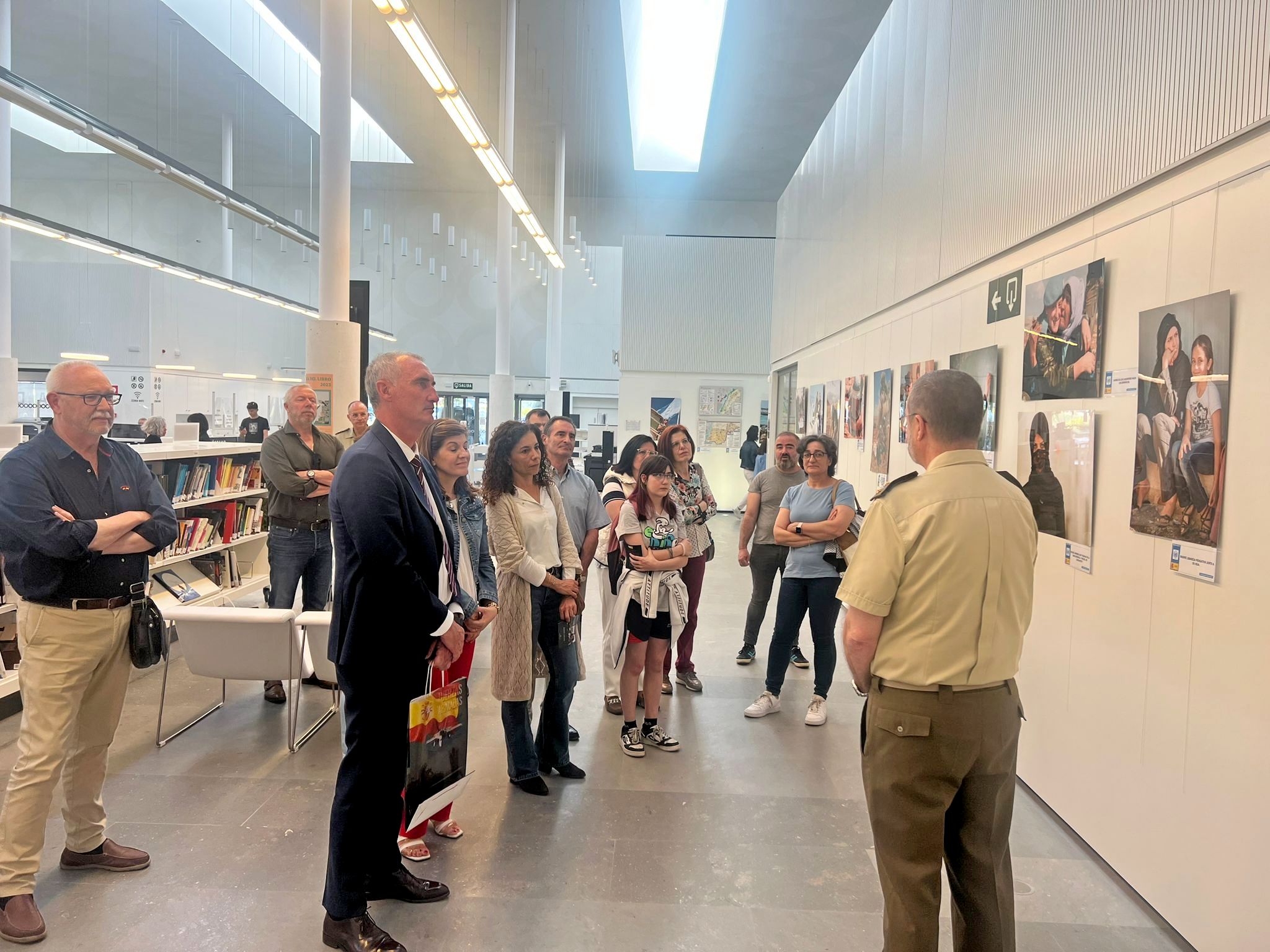 Un momento de la inauguración de la muestra en la Biblioteca Pública.