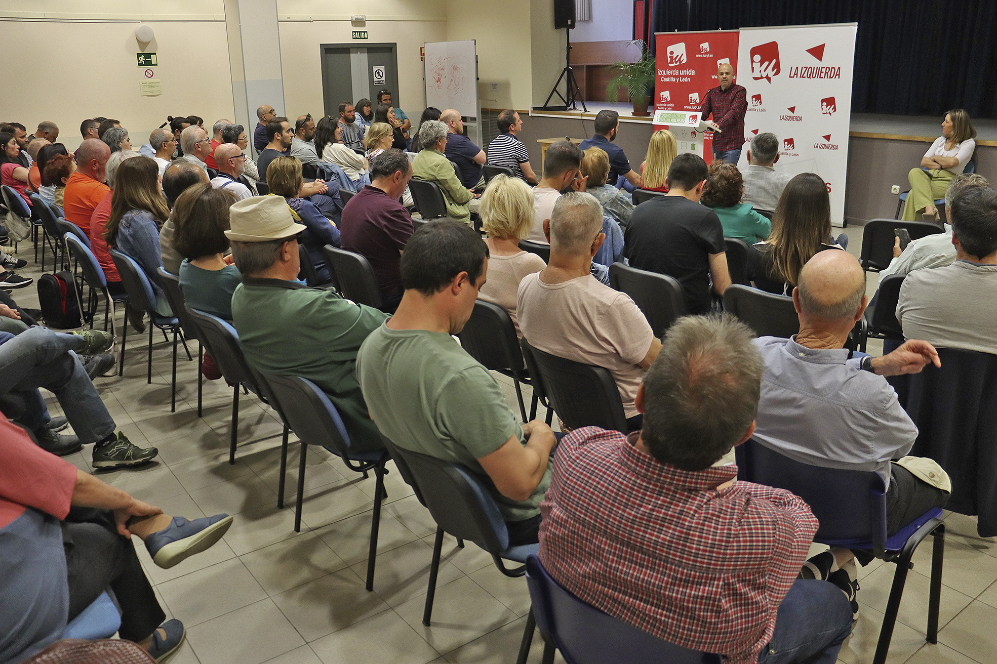 Aforo completo en el salón de actos del Centro de San José. / E. A.