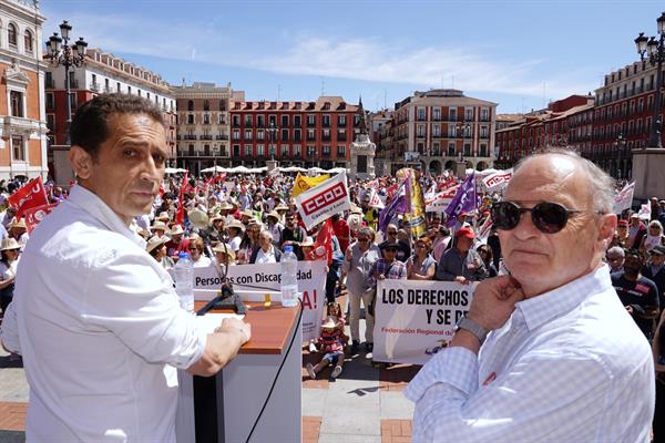 Los líderes de UGT y CCOO, Vicente Andrés y Faustino Temprano, ayer en la manifestación de Valladolid. / Nacho Gallego