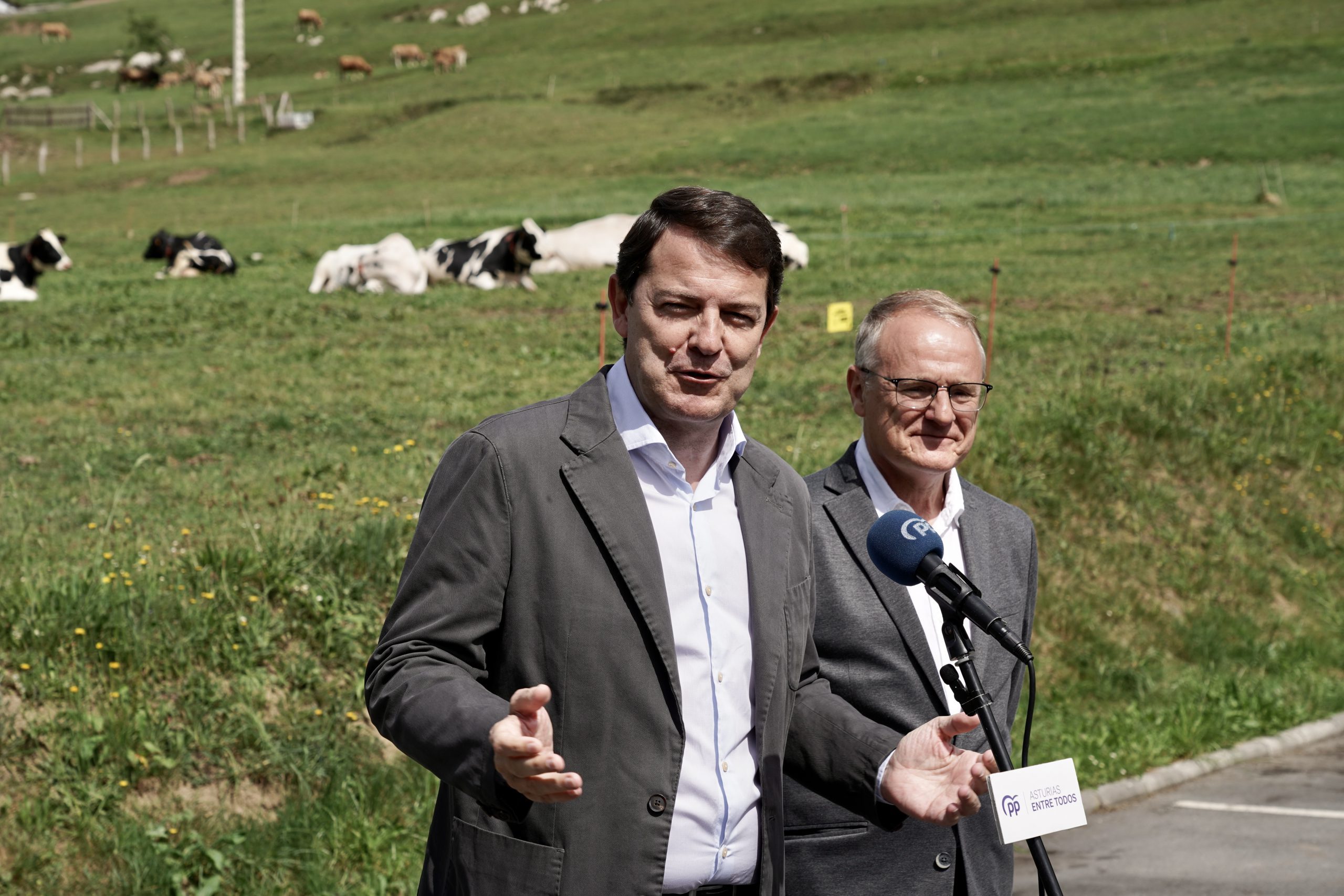 El Presidente de la Junta visita Cabrales junto al candidato a la Presidencia del Principado, Diego Canga. / Eduardo Margareto