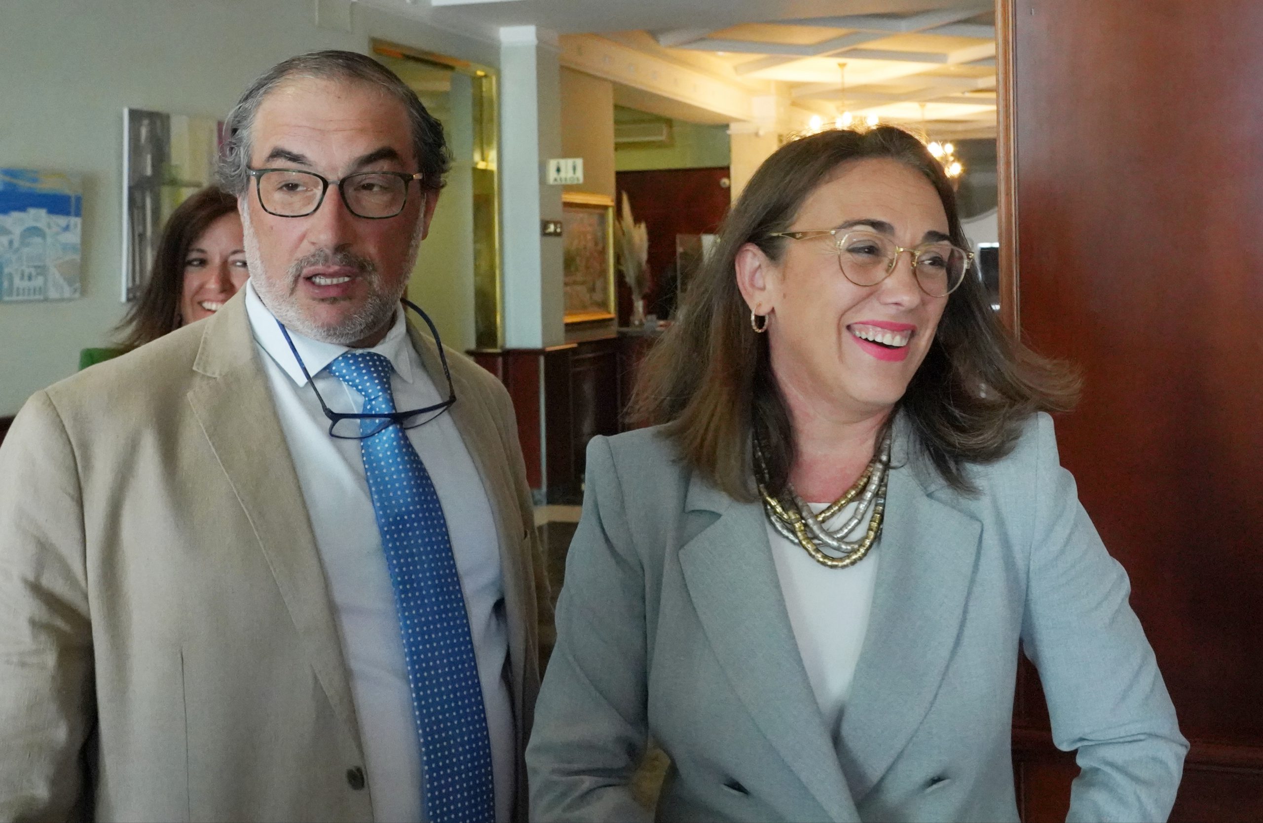 María González Corral junto al nuevo presidente de la Federación Castellana y Leonesa de Transporte en Autobús. / Miriam Chacón