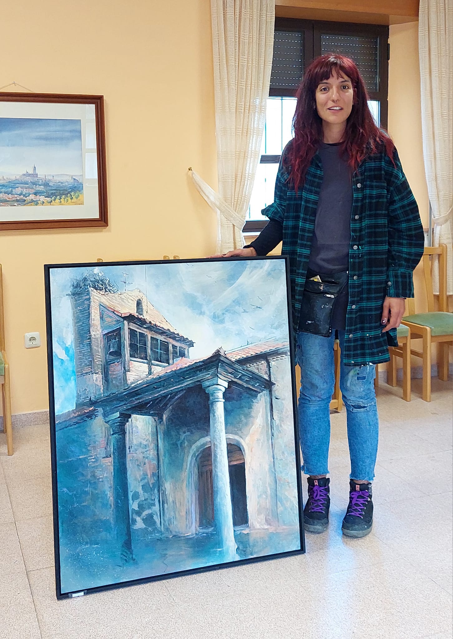 La ganadora del primer premio, con su cuadro.