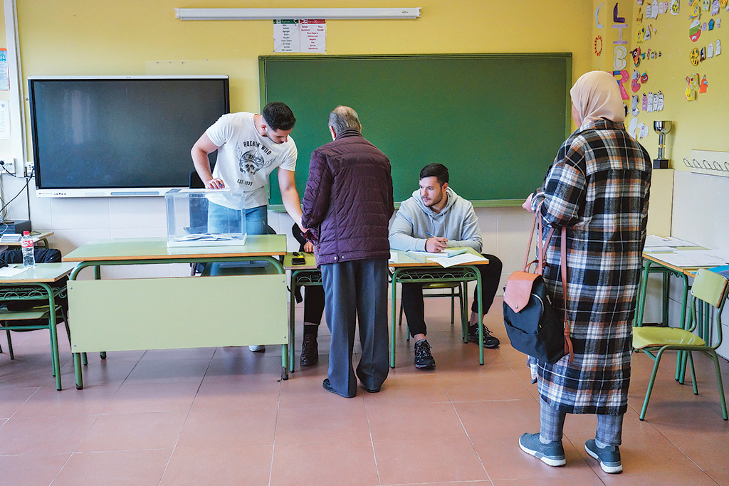 La candidatura del PP fue la que más votos recibió en 59 de las 63 mesas de la capital segoviana 1 Dos ciudadanos se disponen a ejercer su derecho al voto en una mesa del Colegio Martín Chico del Barrio de San Lorenzo la mañana del pasado domingo día 28 de este mes de mayo. / Miguel Ángel Fernández