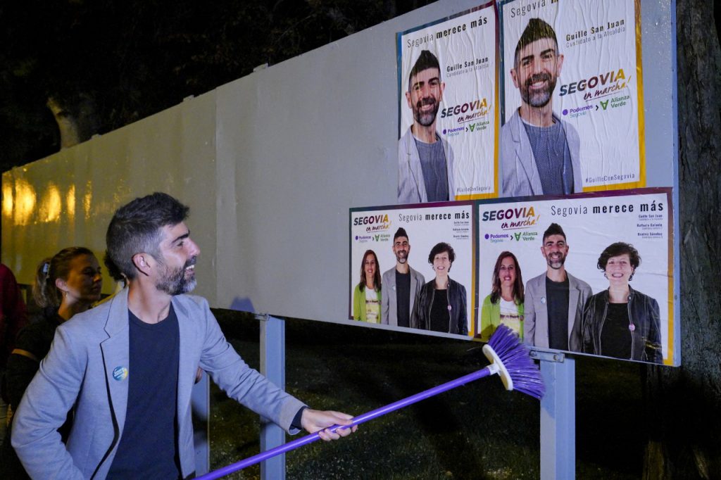 La pegada de carteles abre la campaña electoral 6 PEGADO CARTELES MUNICIPALES Miguel Angel Fernandez