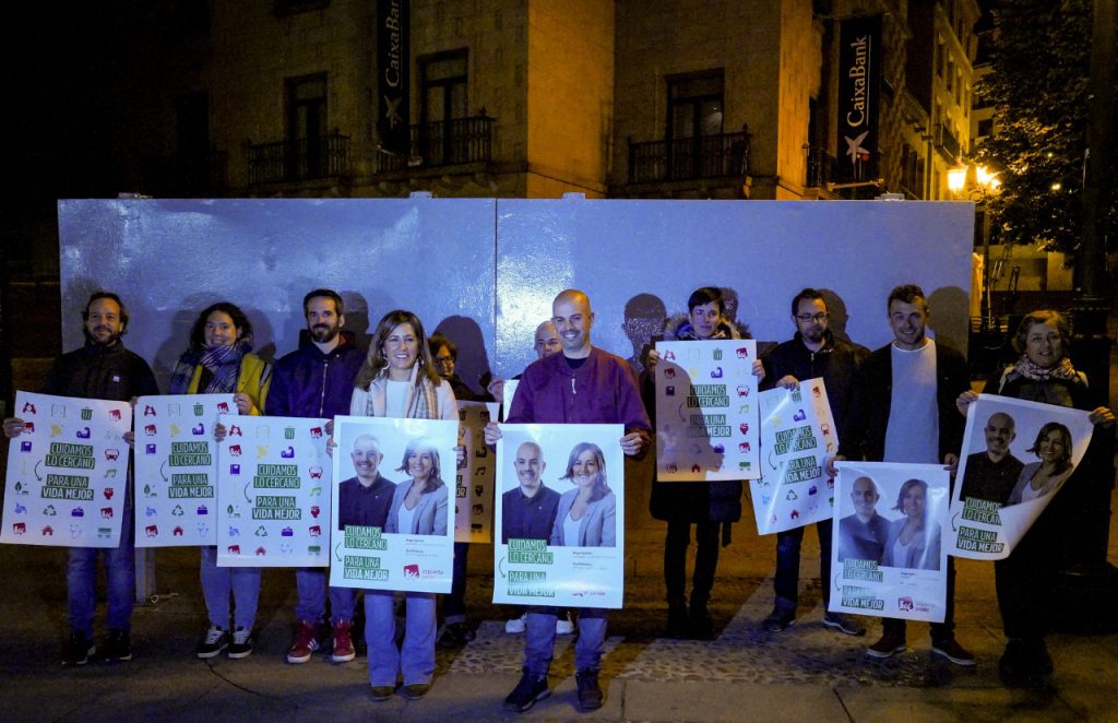 La pegada de carteles abre la campaña electoral 3 PEGADO CARTELES MUNICIPALES Miguel Angel Fernandez 33