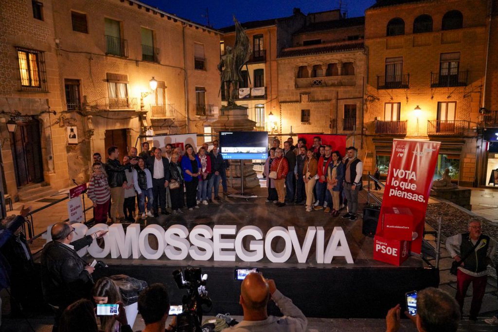 La pegada de carteles abre la campaña electoral 4 PEGADO CARTELES MUNICIPALES Miguel Angel Fernandez 4