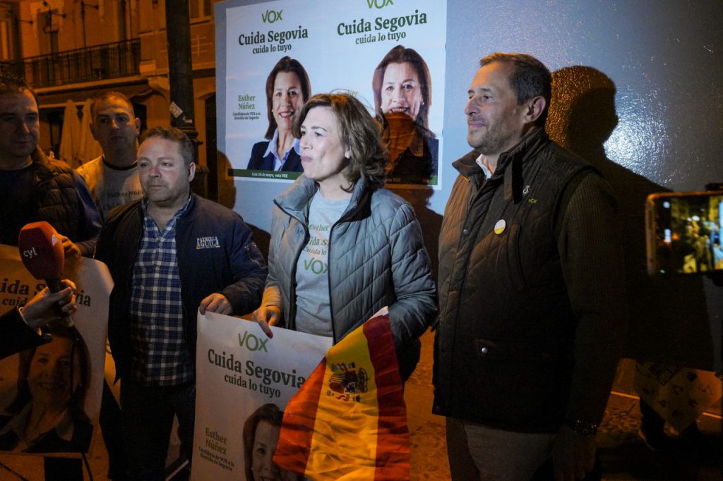 La pegada de carteles abre la campaña electoral 2 PEGADO CARTELES MUNICIPALES Miguel Angel Fernandez 46