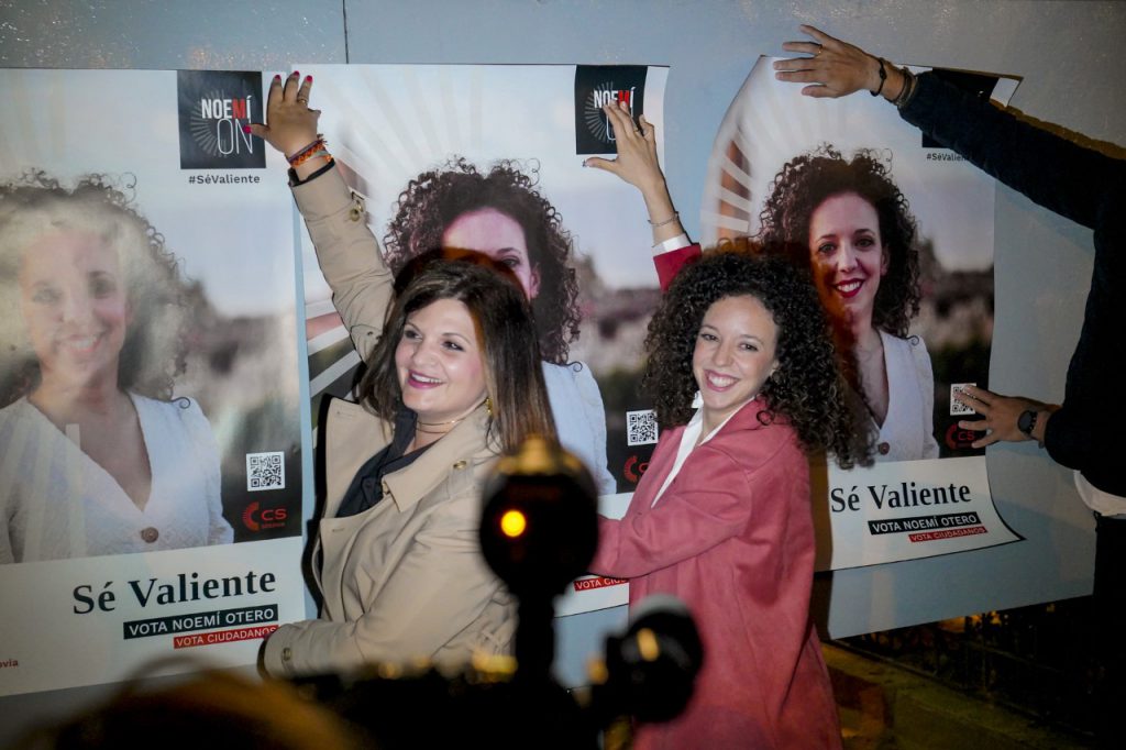 La pegada de carteles abre la campaña electoral 5 PEGADO CARTELES MUNICIPALES Miguel Angel Fernandez 7