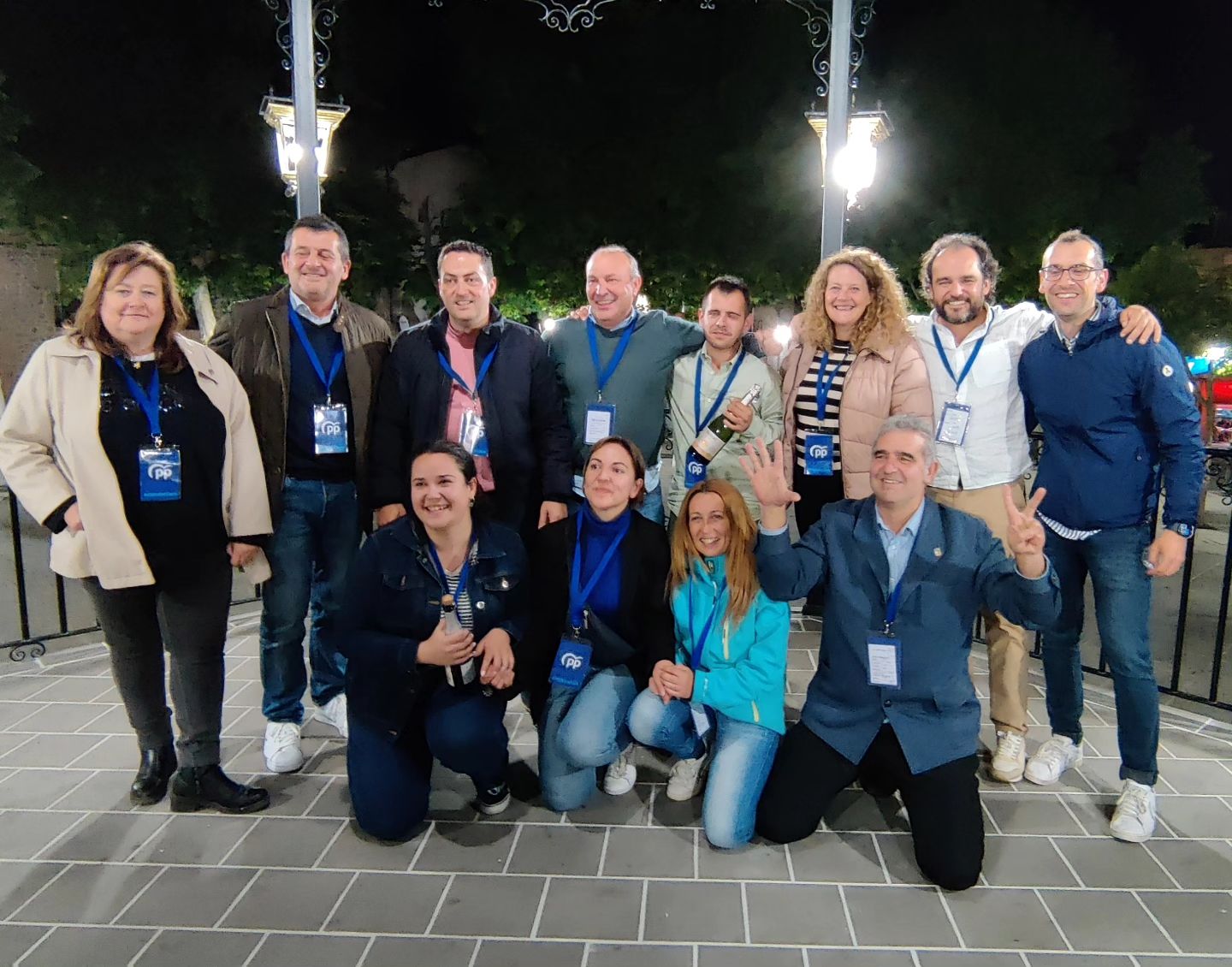 Javier Figueredo (PP) y su equipo celebran la mayoría absoluta obtenida en las elecciones.