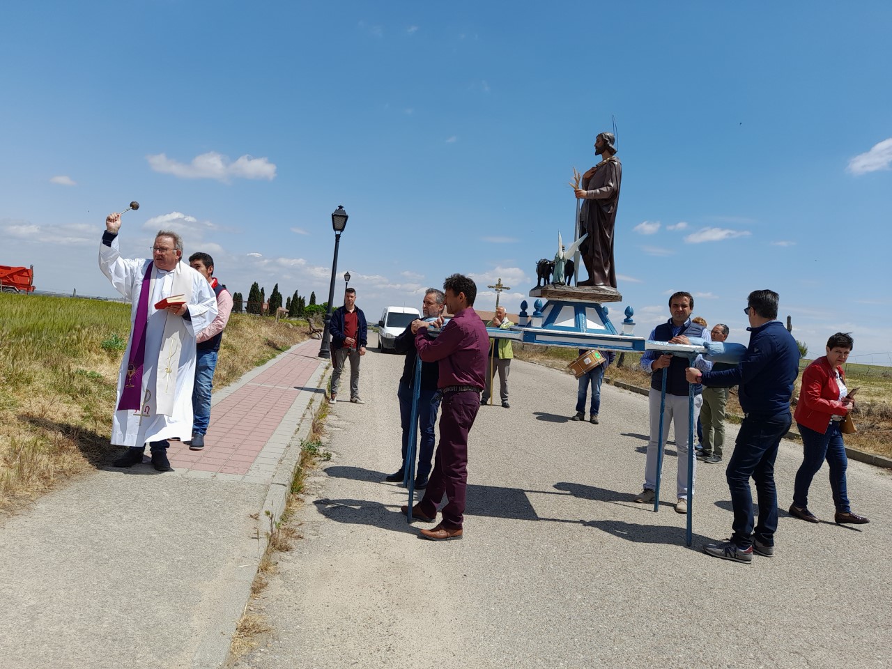 Pablo Montalvo, sacerdote de Cantimpalos, durante la bendición de campos en el camino de Escobar.
