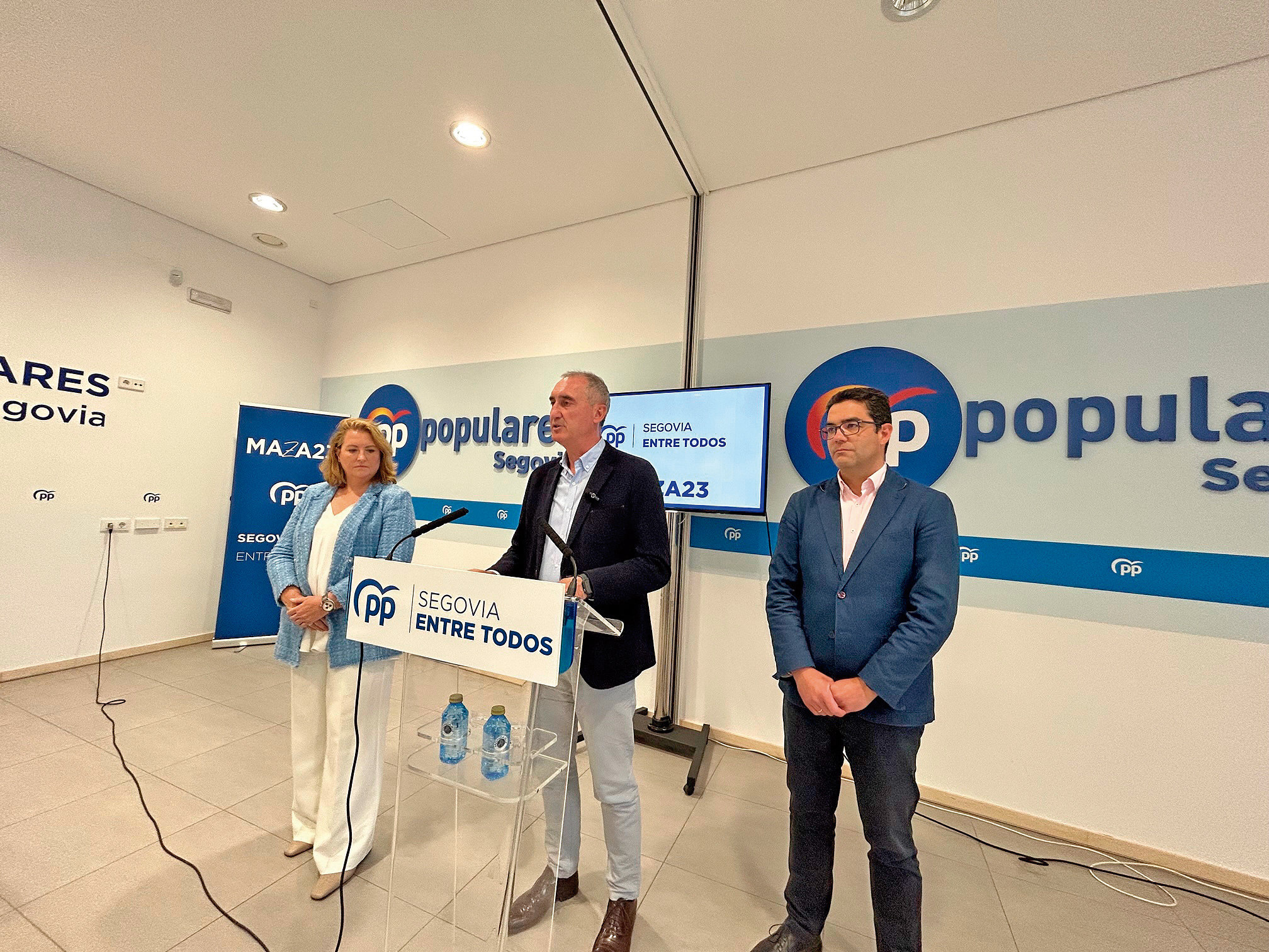 El candidato del PP, José Mazarías, en el centro, con los miembros de su equipo, May Escobar y José Luis Horcajo.