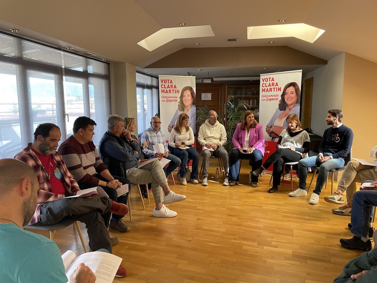 La candidatura socialista, con representantes de entidades del deporte segoviano. / EL ADELANTADO