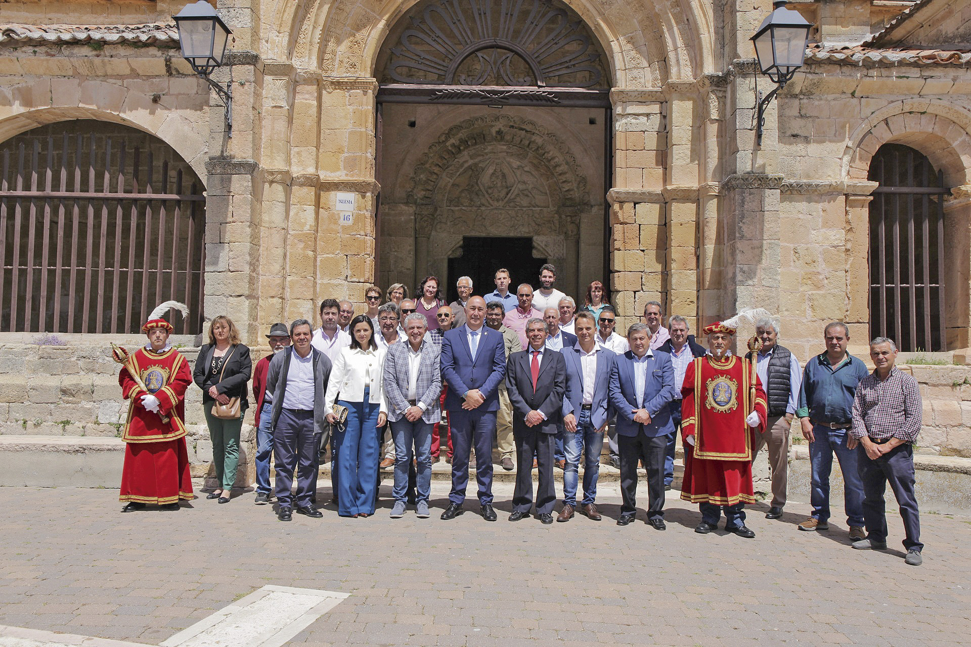 Representantes institucionales y de los ochavos, en Sepúlveda. / E. A.
