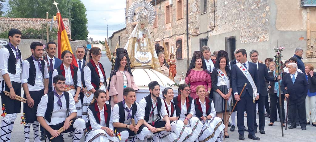 Danzantes y Soldadesca de Armuña posan junto a la imagen de la Virgen de Tormejón durante la procesión. / E. A.