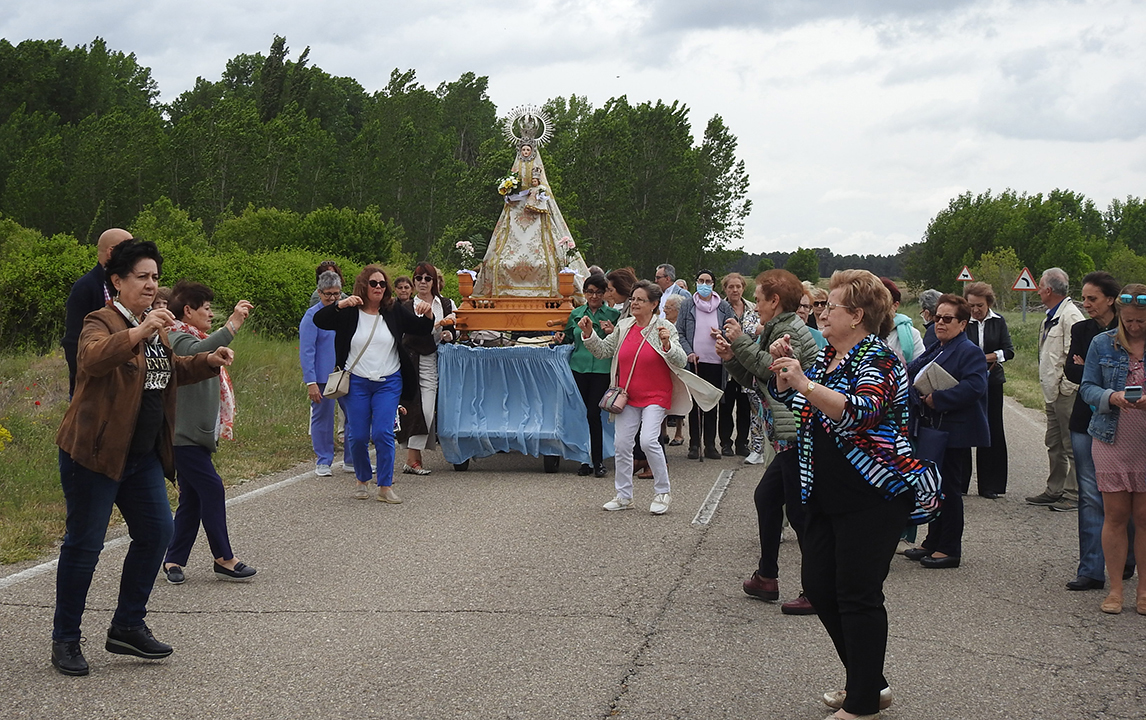 Torrecilla del Pinar celebra la bajada de su patrona la Virgen del Pinar 1 Bajada de la Virgen desde su ermita hasta la iglesia de San Juan Bautista.