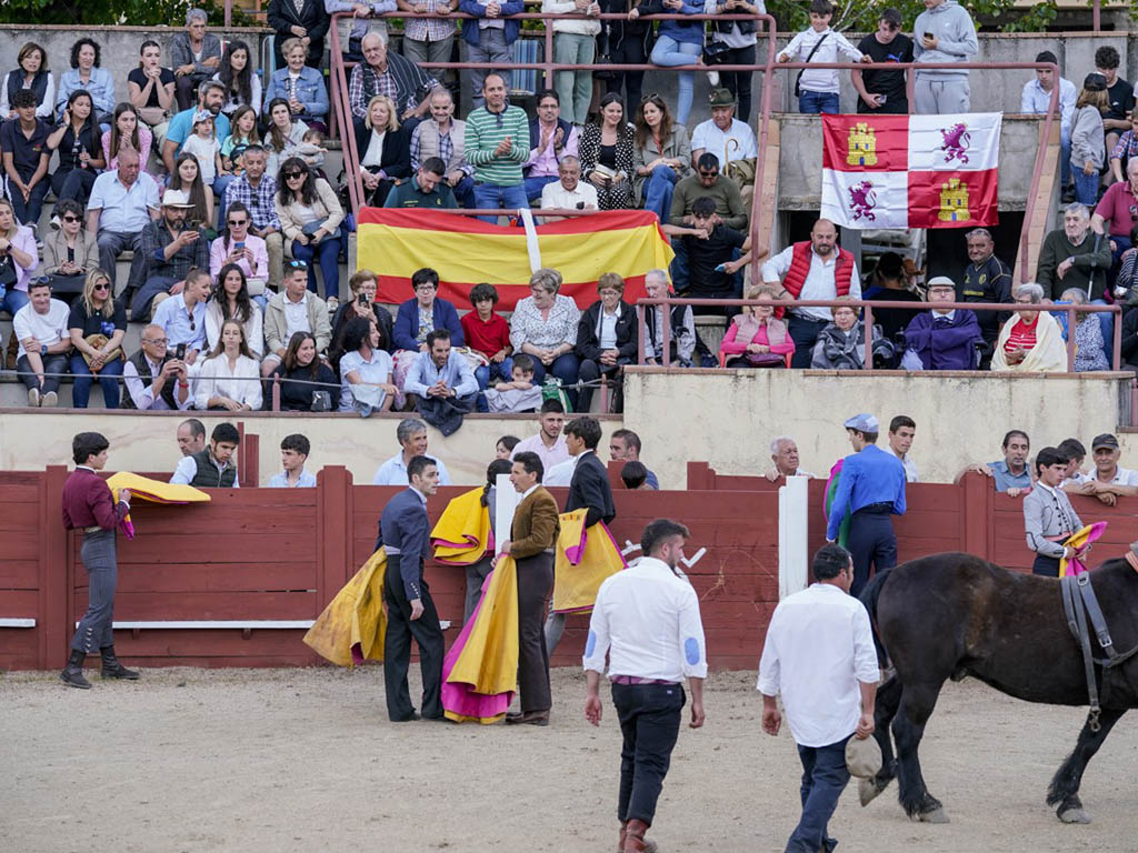 Clase práctica de la Escuela Taurina de Segovia, en Valsaín. / MIGUEL ÁNGEL FERNÁNDEZ