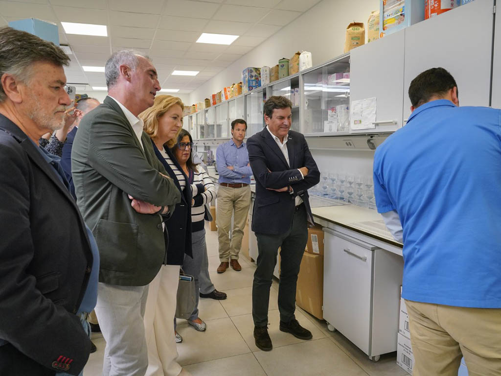 Visita de los populares a la factoría de Drylock. / MIGUEL ÁNGEL FERNÁNDEZ